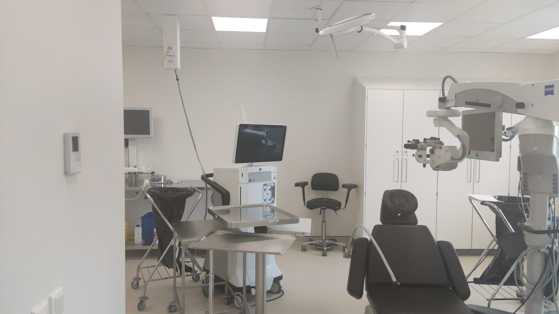 Behandelkamer met medische apparatuur